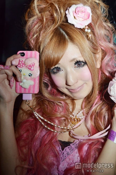 DaTuRa - DaTuRa♡ダチュラ♡姉agehaモデル桜咲姫奈着用♡ローズ ベア トップス♡ 画像4/8) 人気モデル、整形を検討中「タイミングを見計らってる