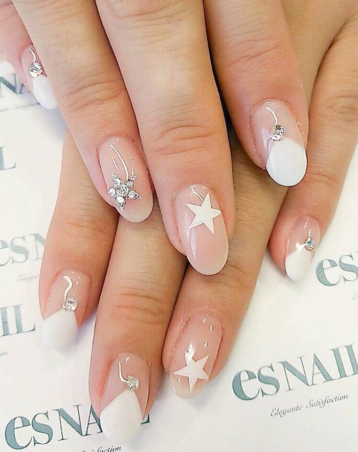上品な丸フレンチとロックな星の組み合わせが絶妙!(画像提供:esNAIL)