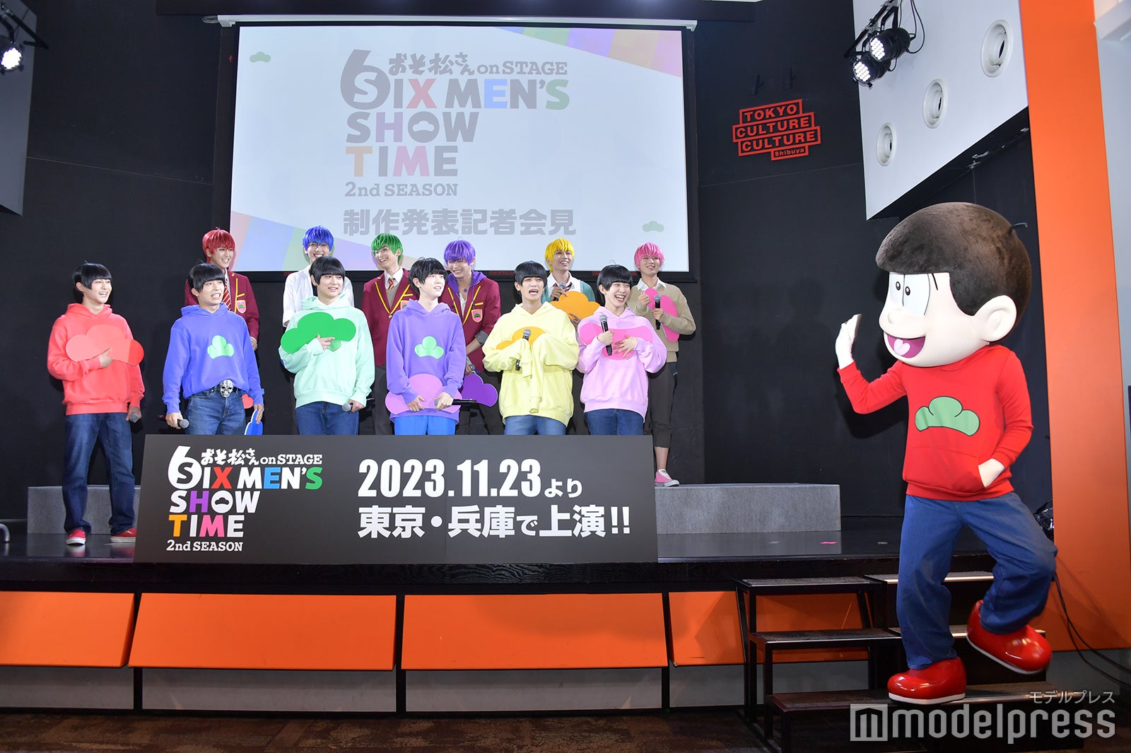 おそ松を見送る新キャスト陣（C）モデルプレス