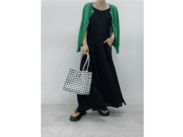 【OKコーデ】カラーカーディガンは羽織りにもトップスにもなり、肩掛けもできておすすめです 出典:WEAR
