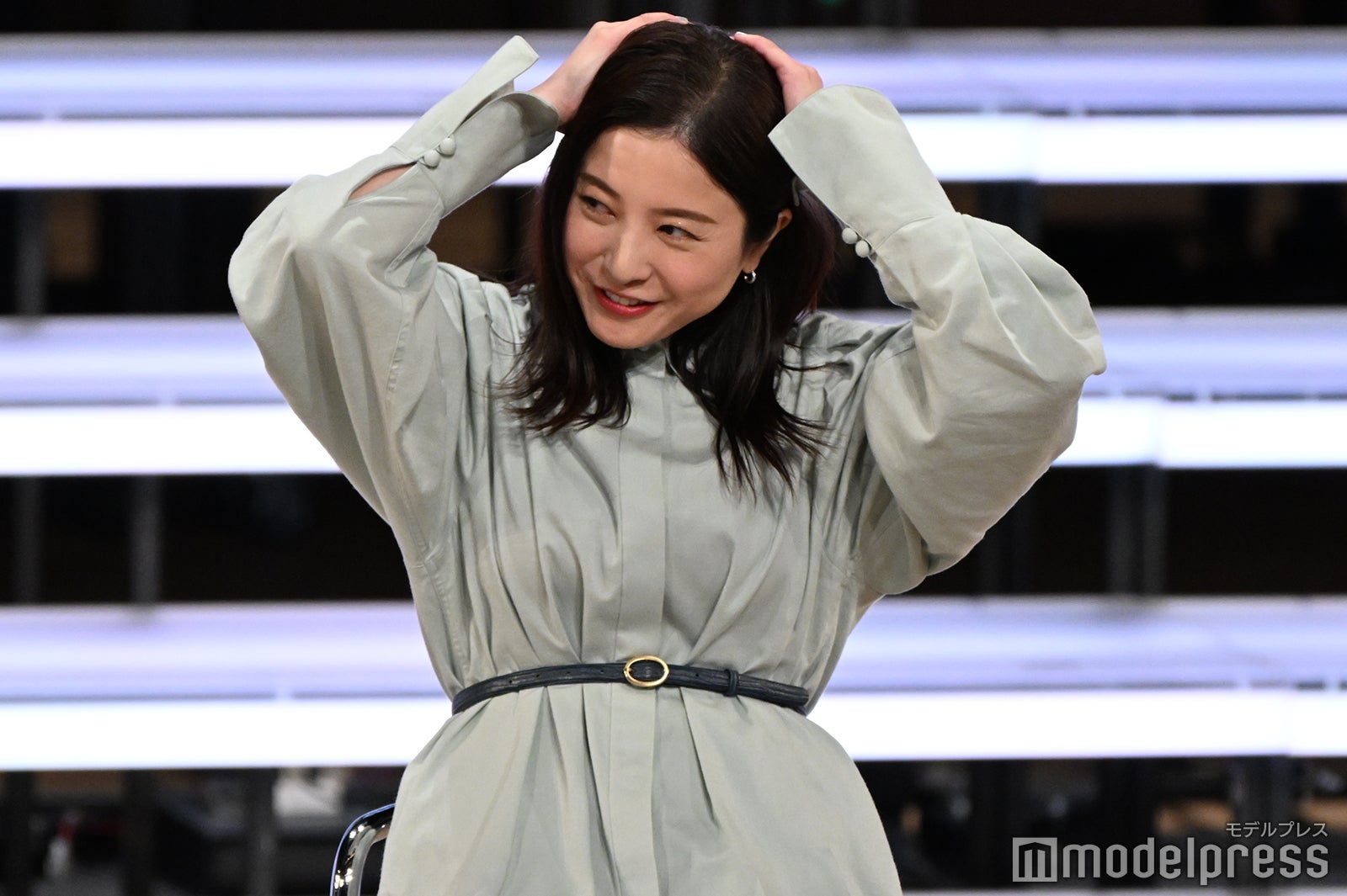 質問に悩む吉高由里子（C）モデルプレス