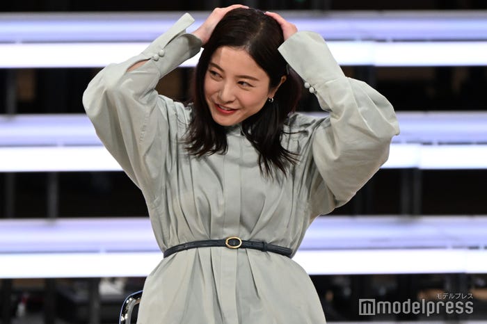 質問に悩む吉高由里子(C)モデルプレス