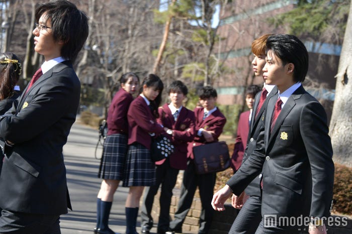 威圧感たっぷりのC5に生徒たちは恐れる/撮影中:濱田龍臣、鈴木仁、中田圭祐 (C)モデルプレス