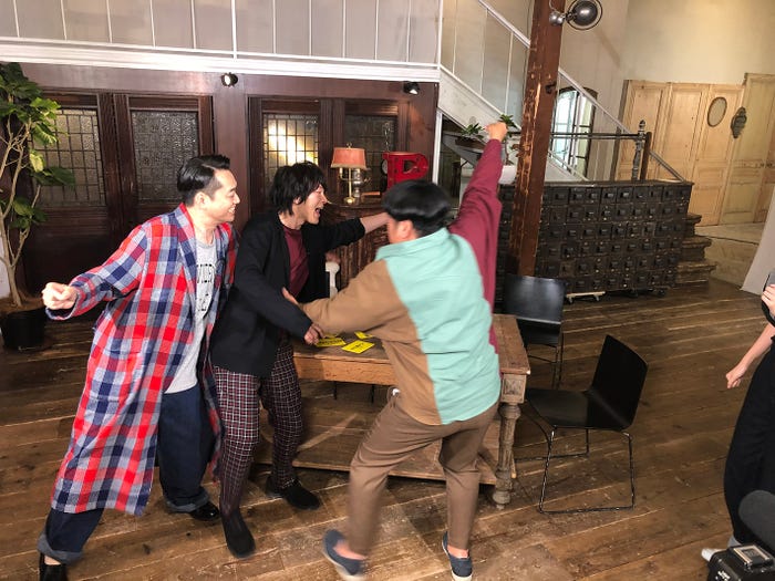 はしゃぐ設楽統、中村倫也、日村勇紀(画像提供:テレビ朝日)