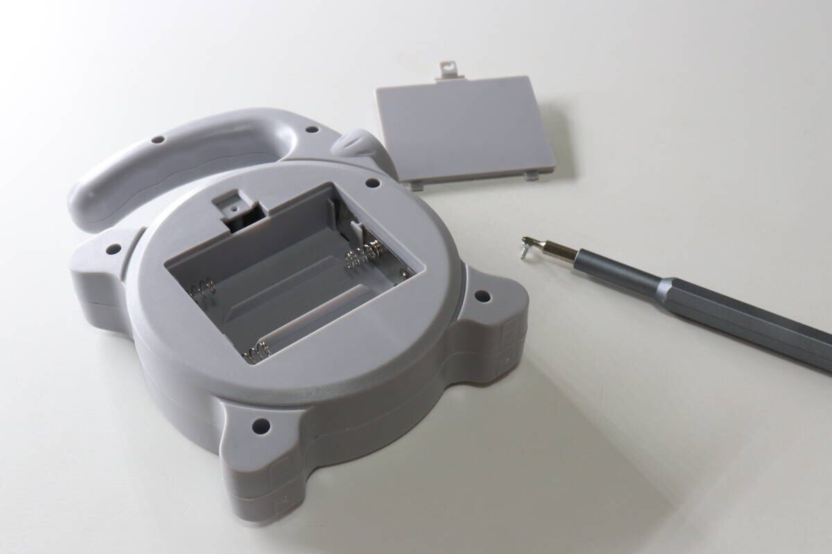 ダイソー　手持ちライト（グレー）　電池カバー