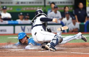 日本ハム・新庄マジック！2ランスクイズ成功 二回1死二、三塁から進藤がスクイズ、二走・水野まで生還 指揮官も笑顔