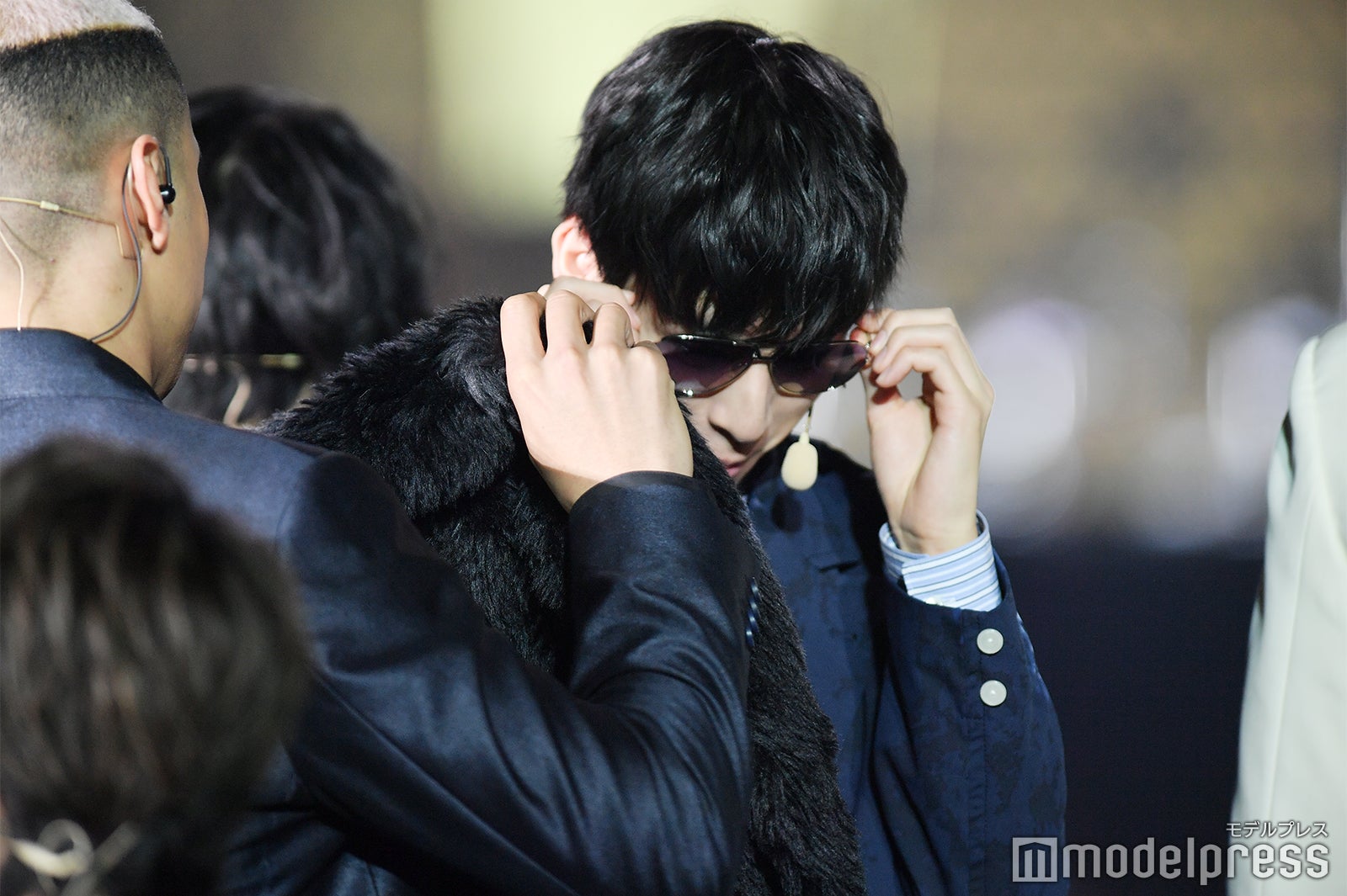 関口メンディーからサングラスを譲り受ける長谷川慎（C）モデルプレス