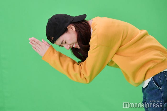 警察官に謝る新木優子(C)モデルプレス