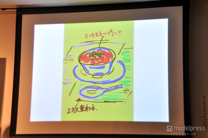 森崎友紀の新レシピ「豆乳を使った杏仁豆腐のイチゴソース」のイラスト