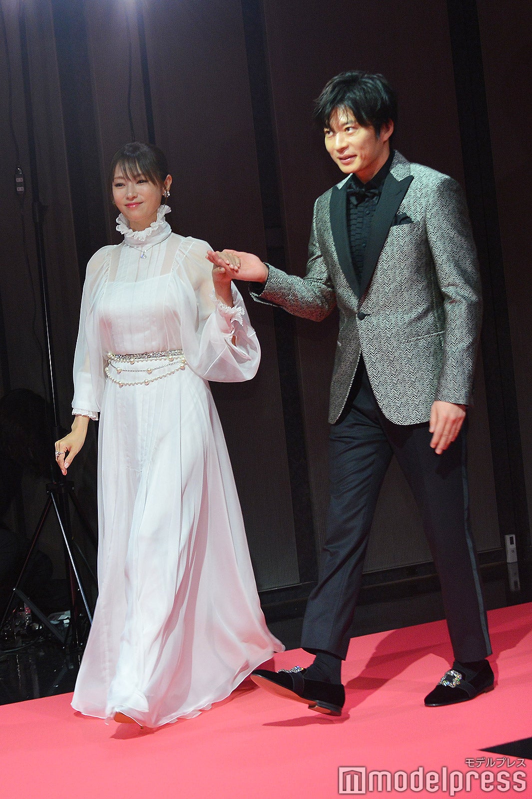 深田恭子をエスコートする田中圭（C）モデルプレス