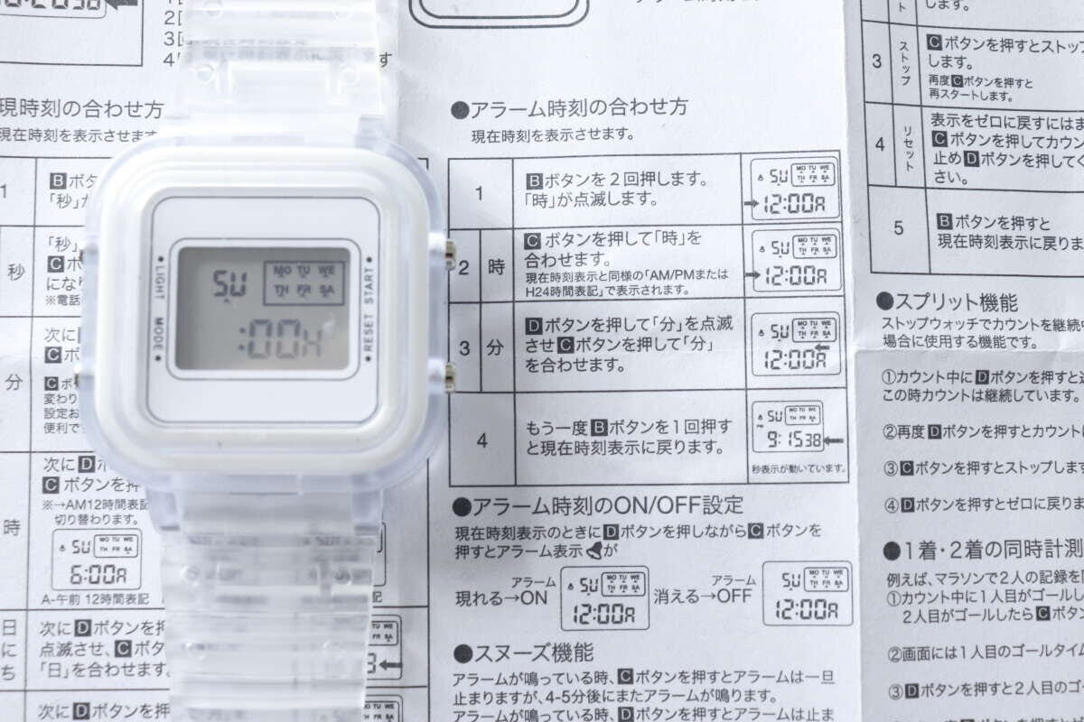 ダイソー 透明バンドデジタル腕時計(WH) ダイソーの透明バンドデジタル腕時計(WH)のアラームの設定方法