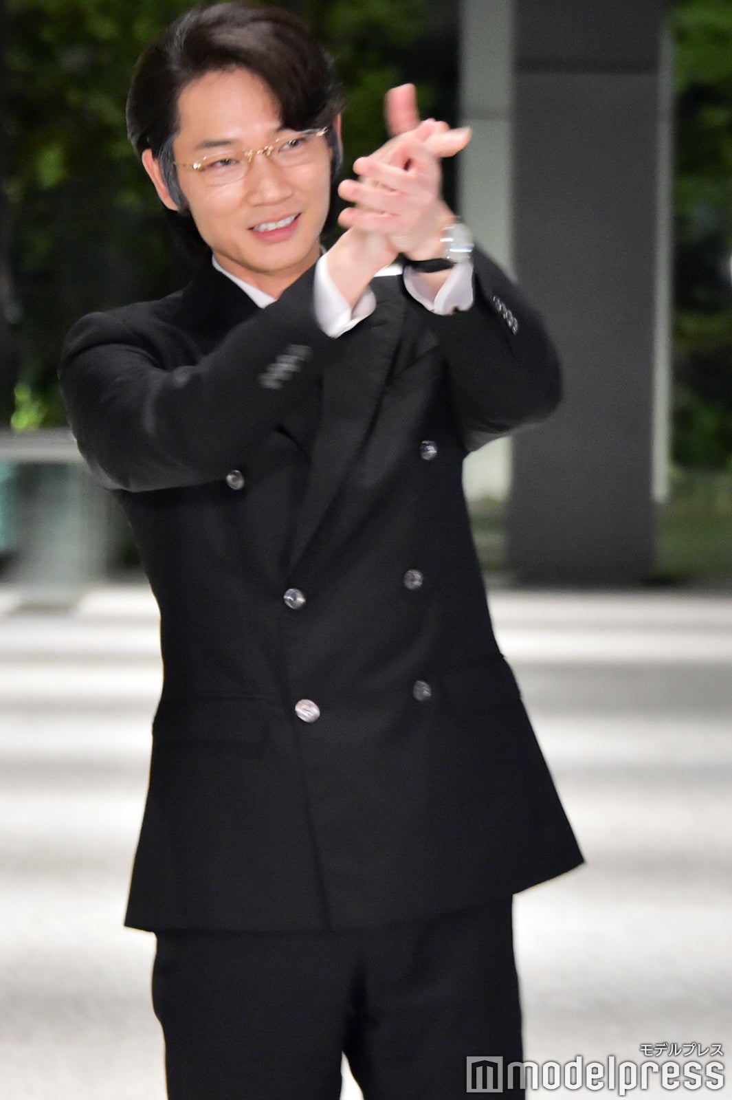 クランクアップを迎えスタッフに大きな拍手を送る綾野剛（C）モデルプレス