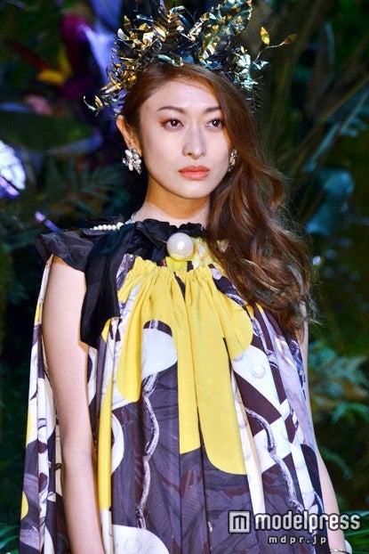 画像2/6) 山田優、ミニワンピで美脚披露 衣装を瞬間チェンジ - モデル