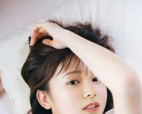 久間田琳加、ベッドに寝そべる大人な雰囲気 2023年カレンダー決定&表紙公開