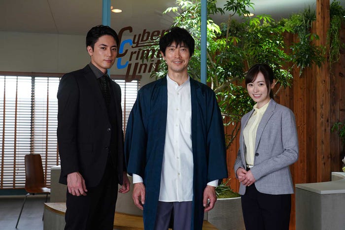 間宮祥太朗、佐々木蔵之介、福原遥「IP~サイバー捜査班」(C)テレビ朝日
