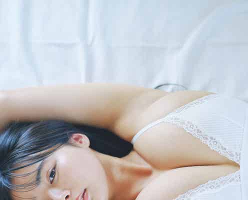豊島心桜、ふんわり美バスト際立つランジェリー姿