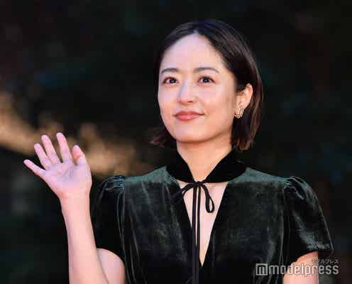 井上真央、黒ドレス姿で大人の魅力溢れる 報道陣の要求にも笑顔で対応<第35回東京国際映画祭>