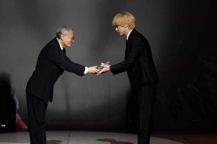 (右)坂口健太郎(提供写真)