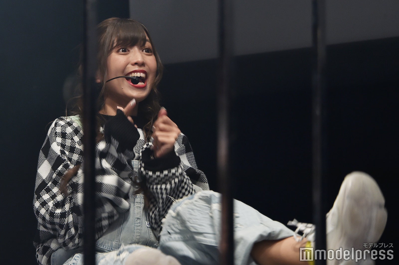 箱の中身（ハリネズミ）にびっくりなゆん （C）モデルプレス