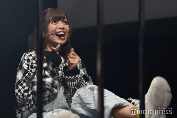 箱の中身(ハリネズミ)にびっくりなゆん (C)モデルプレス