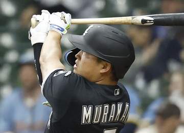 村上宗隆が2打席連続三振 チームも四回までまさかの9三振で無安打→直後に先制2ラン被弾 雨が降りしきる敵地で苦しい戦いに