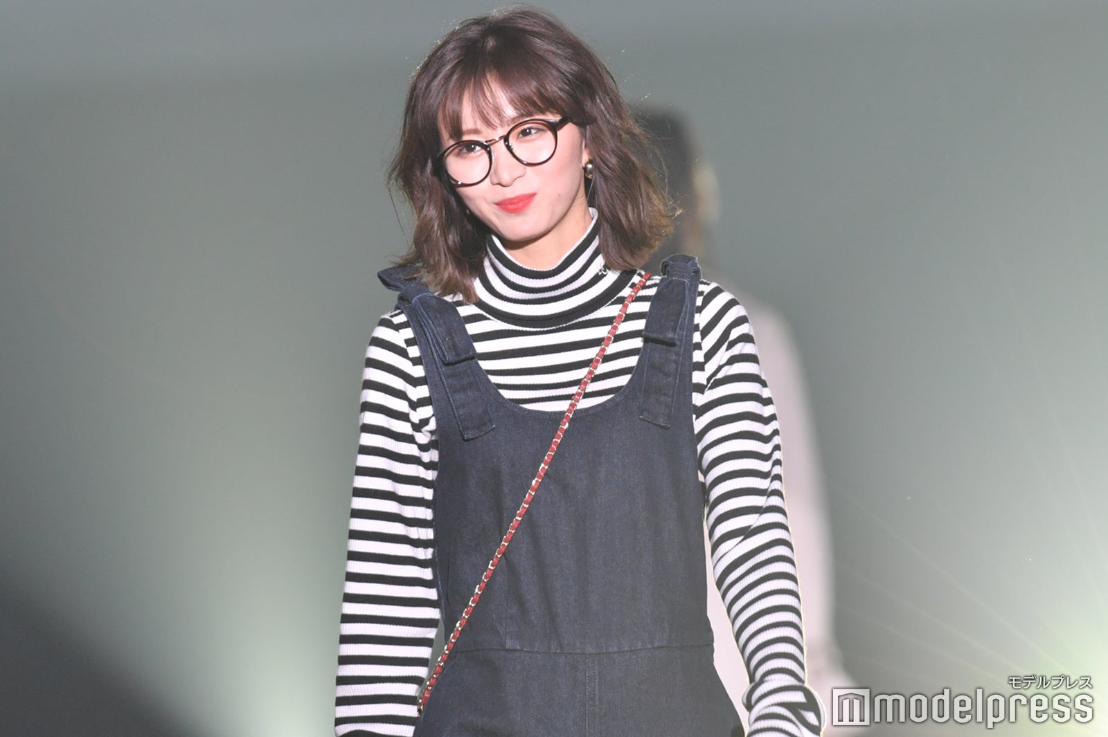 岡崎紗絵、メガネで印象ガラリ 赤リップが映える＜TGC しずおか＞