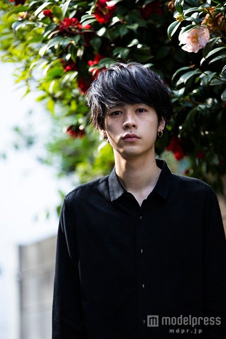 村岡晴人役の成田凌