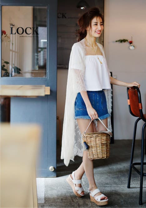 オフショルトップス¥2,777/H&M(H&Mカスタマーサービス) カットオフデニムショートパンツ¥7,600/COCO DEAL レースガウン¥4,990/E hyphen world gallery(E hyphen world gallery ルミネエスト新宿) フェザーモチーフネックレス¥12,000/Aleksia Nao(imac) バケツかごバッグ¥27,000/アモング コルクウェッジサンダル¥13,000/ダイアナ(ダイアナ 銀座本店)(C)TOPLOG