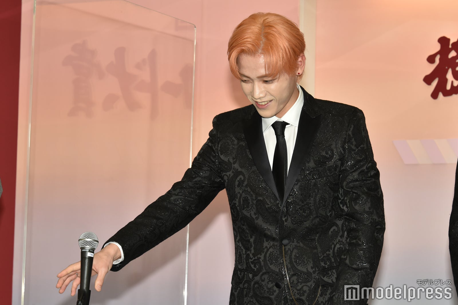 マイクを戻す木村柾哉 （C）モデルプレス