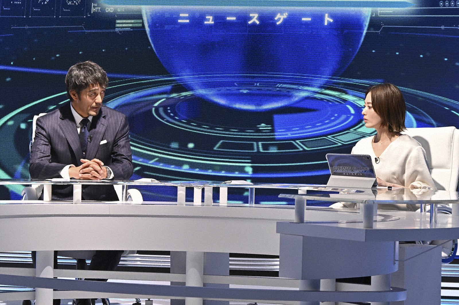 阿部寛、月城かなと「キャスター」第2話（C）TBS