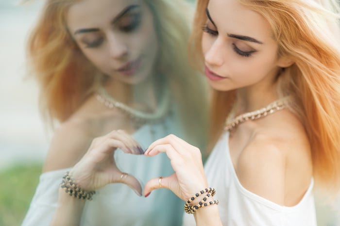 チャンスを掴むためにも好感度アップの行動をしてみて(Photo-by-eevl/Fotolia)