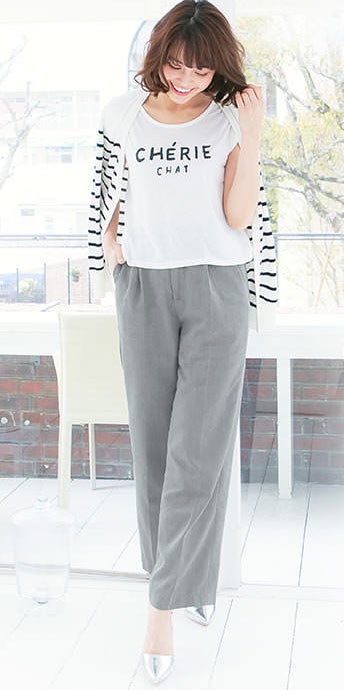 タック入りストレートワイドパンツ「神戸レタス」2990円（税込）