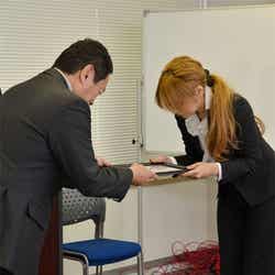 任命書を受け取る家村マリエ