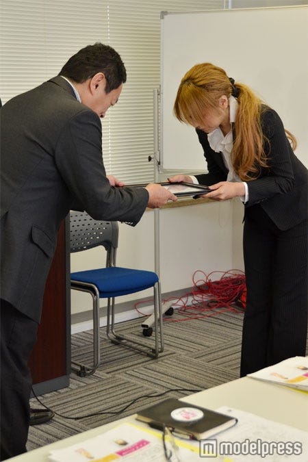 任命書を受け取る家村マリエ