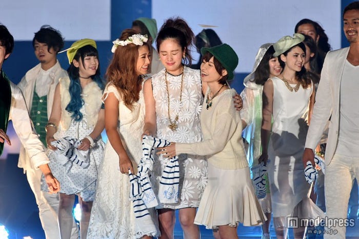 涙を流す筧美和子(中央)