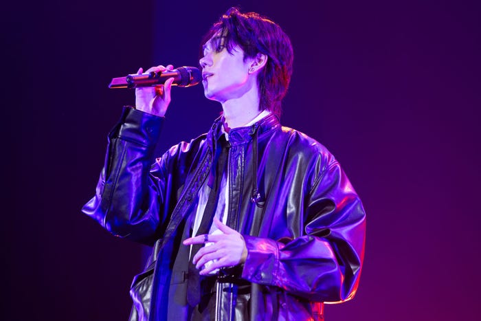 「歌うたいのバラッド/斉藤和義」を披露する樋口幸平(提供写真)