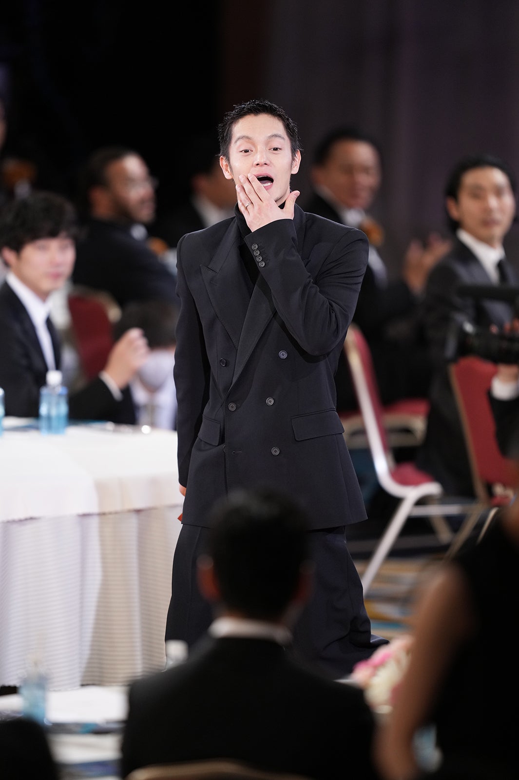 最優秀助演男優賞に選ばれ驚いた表情を見せる窪田正孝（写真提供：東京写真記者協会）