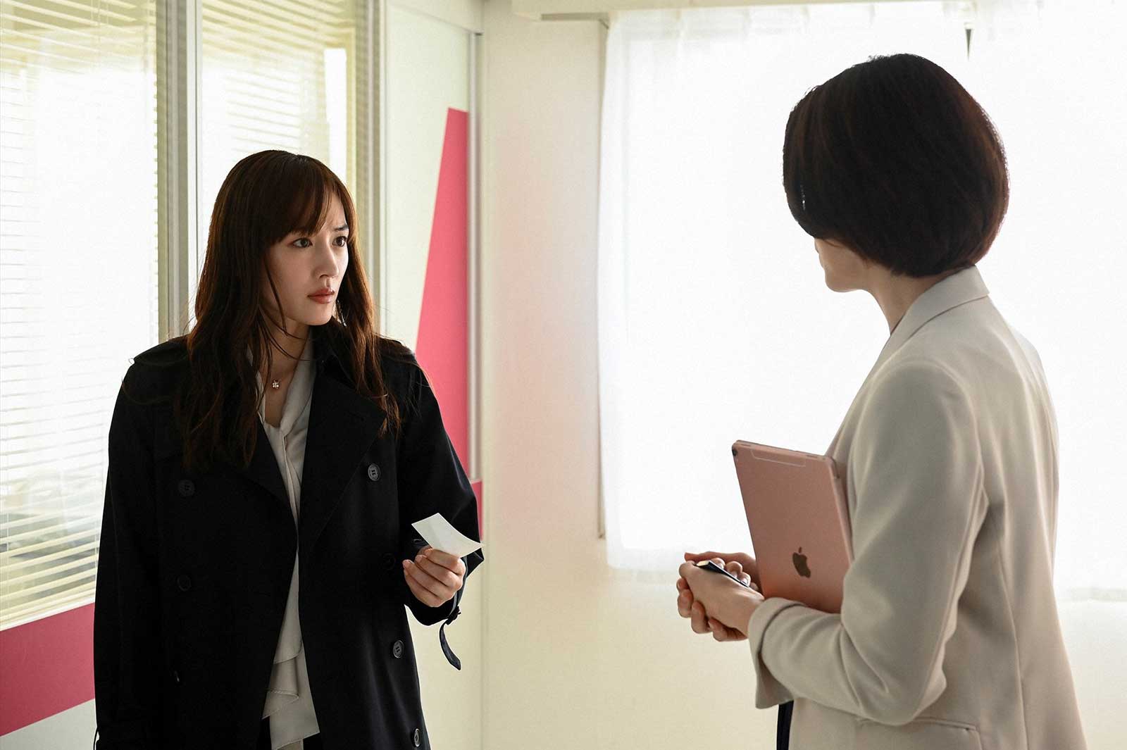 綾瀬はるか（左）「天国と地獄 ～サイコな2人～」第7話より（C）TBS