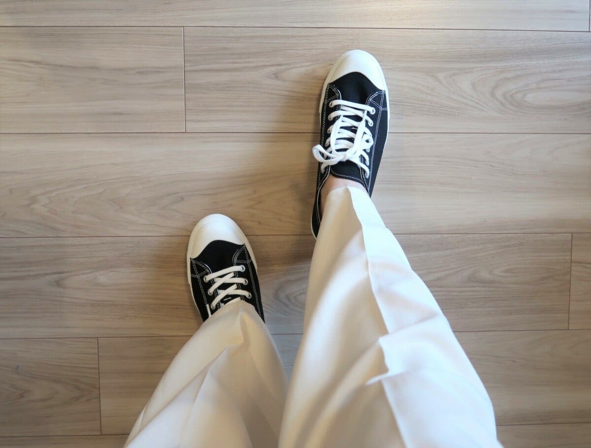 ボトムスを選ばないシンプルさ＆ベーシックさが魅力です