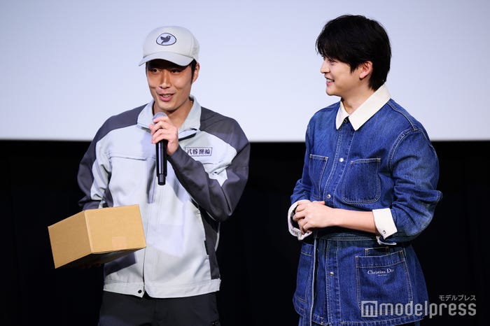 寺山寛人助監督、高橋文哉(C)モデルプレス