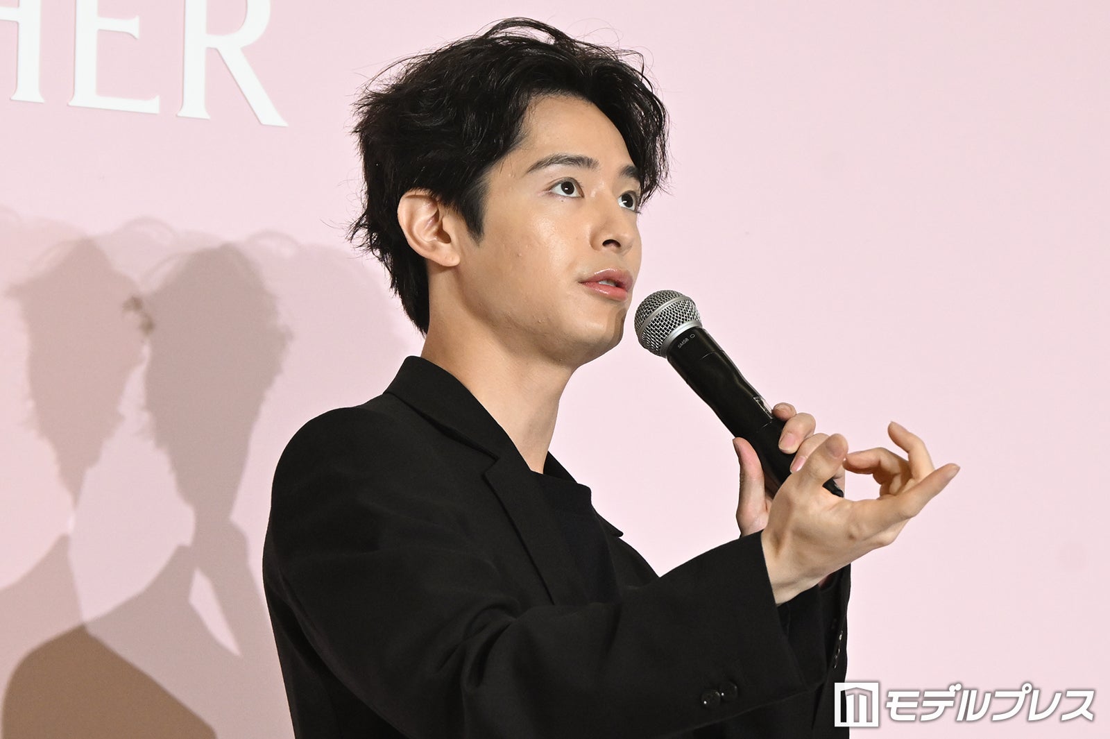 香水を空（くう）に振りまく仕草をする塩野瑛久（C）モデルプレス