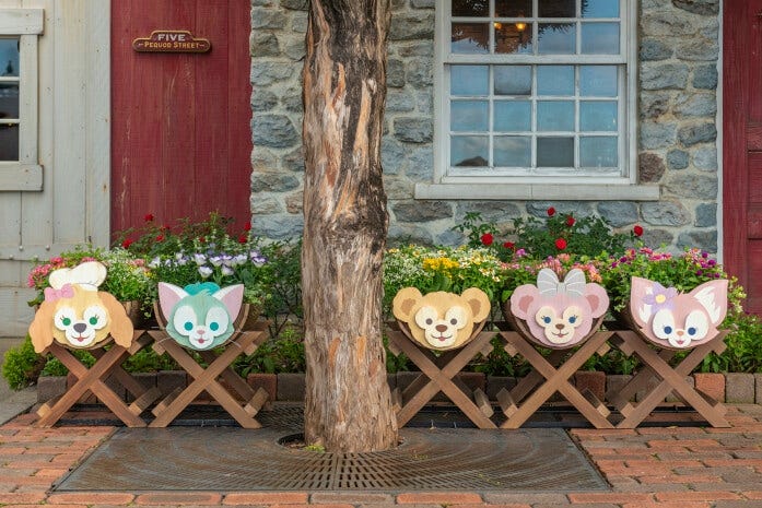 “ダッフィー”や“リーナ・ベル”とお友だちみんなの顔が並んでいます