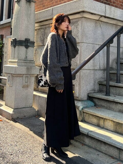 2025冬モノトーンきれいめカジュアルふわふわカーディガン×黒ワンピのシンプルコーデ