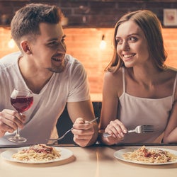 彼女が欲しいときに男性がとりがちな言動3つ