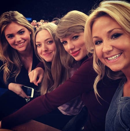 テイラー・スウィフト、最強ブロンド女子メンバーで観戦