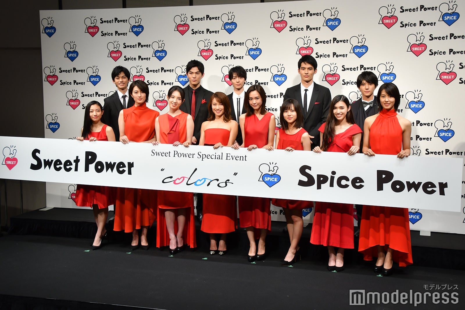 （前列左から）川島鈴遥、高月彩良、桜庭ななみ、内山理名、桐谷美玲、松風理咲、長見玲亜、竹内愛紗（後列左から）森山瑛、松大航也、高杉真宙、岡田健史、荒木飛羽（C）モデルプレス