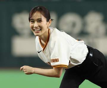 「サウスポーにびっくり」前田敦子 左投げ始球式に場内沸く 「めっちゃ綺麗」巨人ユニ背番号9でマウンドへ