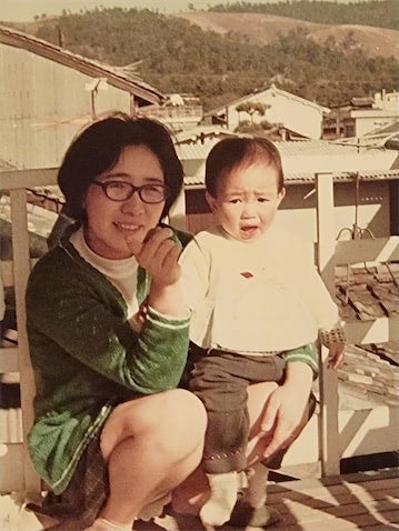 八嶋智人、母の命日迎え"不思議エピソード"を明かす「葬式の時におかんの声が聞こえた」