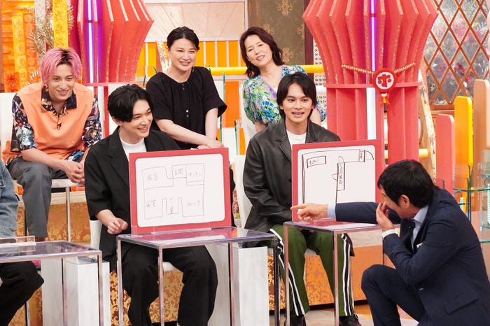 (前列左から)吉沢亮、北村匠海(後列左から)兼近大樹、島崎和歌子、磯野貴理子(C)フジテレビ