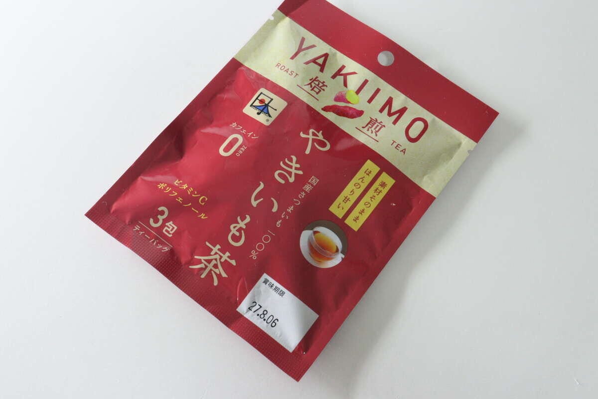 ダイソーの「やきいも茶」赤いパッケージを斜めから見た様子 ダイソーの「やきいも茶」赤いパッケージを斜めから見た様子